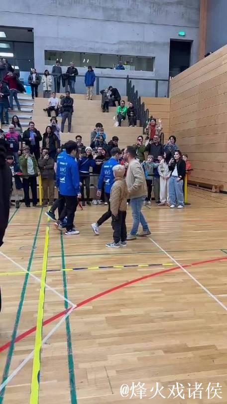 樊振东退场时，跟外国小球迷耐心合影，细节之处彰显东哥的修养