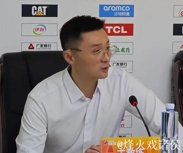 只给打2分钟，央视解说也不满，刘炜为何不待见阿不都？和1人有关