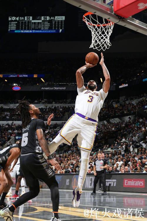 詹姆斯连续四场三双浓眉狂砍40+12 湖人惊险击败马刺迎来4连胜