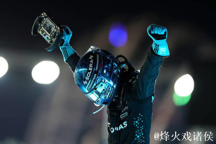 F1新加坡大奖赛：拉塞尔从杆位起步摘冠，维斯塔潘获亚军