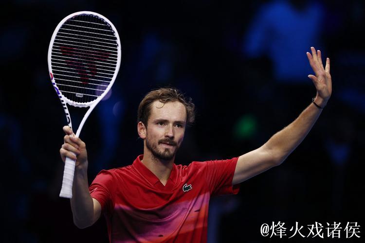 ATP巴黎大师赛：梅德韦杰夫顺利过关，阿利亚西姆逆转晋级